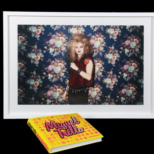 FOTOGRAFÍA DE MIGUEL TRILLO ENMARCADA. MADRID. EN LA SALA ROCK-OLA. RETRATO DE ALASKA 1982